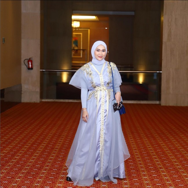 Septia mengunggah foto penampilannya menggunakan dress perpaduan bahan satin dan organza warna baby blue. Ia pun menuliskan kata bijak untuk tetap tegar menjalani hidup. Untukmu yang dipaksa kuat oleh keadaan. Hadapi adalah satu satunya cara , jangan pergi. Karena kelak akan sadar dan bersyukur karena Allah telah kuatkan dan mampu kan dirimu untuk berdiri sendiri, kata Septia. Foto: Dok. Instagram @septiasiregar17