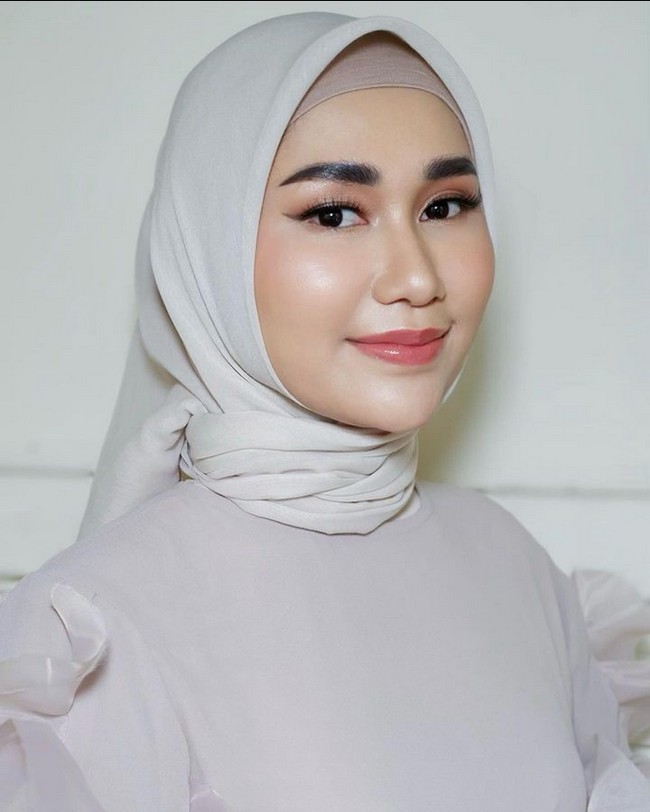 Wanita yang mempunyai pengikut lebih dari 1,9 juta di Instagram ini tampil feminin mengenakan busana serba nude dengan riasan makeup yang natural dan flawless. Ia pun menuliskan keterangan di unggahannya, yang memberikan semangat untuk dirinya sendiri agar menjadi wanita yang kuat. Kamu kuat 💕, tulis Septia. Foto: Dok. Instagram @septiasiregar17