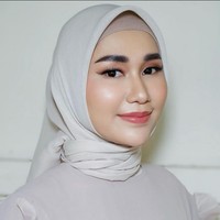 Wanita yang mempunyai pengikut lebih dari 1,9 juta di Instagram ini tampil feminin mengenakan busana serba nude dengan riasan makeup yang natural dan flawless. Ia pun menuliskan keterangan di unggahannya, yang memberikan semangat untuk dirinya sendiri agar menjadi wanita yang kuat. Kamu kuat 💕, tulis Septia. Foto: Dok. Instagram @septiasiregar17