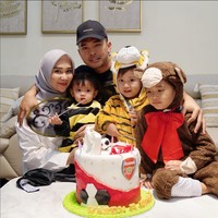 Septia dan Putra Siregar diketahui memiliki tiga orang anak. Tak diketahui secara pasti kapan keduanya menikah. Beberapa waktu lalu sempat tersiar kabar Septia merupakan pelakor yang merebut Putra dari istri pertamanya. Namun menurut kuasa hukum Putra Siregar, Nur Wafiq kabar Septi merebut Putra Siregar dari istri pertamanya tidaklah benar. Foto: Dok. Instagram @septiasiregar17