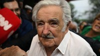 Bahkan setelah pensiun, Jose menolak untuk menerima uang pensiunnya tersebut. Menurutnya, uang pensiunnya itu seharusnya disalurkan kepada banyak individu yang lebih membutuhkan. Getty Images/CARL DE SOUZA