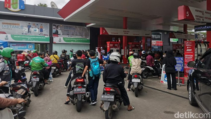SPBU Pertamina Diserbu Usai Harga Pertamax Turun Jadi Rp 12.800/Liter
