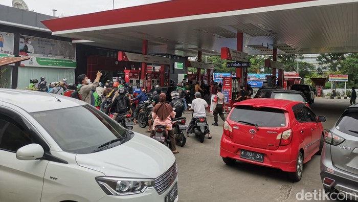 SPBU Pertamina Diserbu Usai Harga Pertamax Turun Jadi Rp 12.800/Liter
