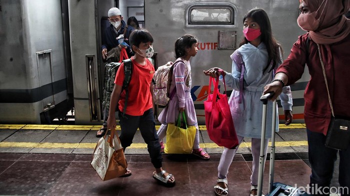Libur Nataru telah usai. Warga yang liburan di luar Jakarta kini telah kembali. Hal itu terlihat dari banyaknya penumpang yang turun di Stasiun Senen, Selasa (3/1/2023).