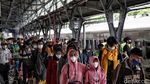 Potret Stasiun Pasar Senen Dipadati Penumpang Arus Balik Nataru