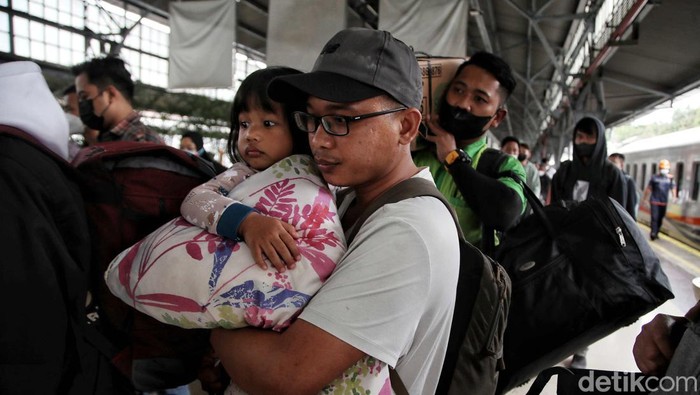 Potret Stasiun Pasar Senen Dipadati Penumpang Arus Balik Nataru