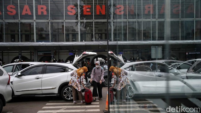 Libur Nataru telah usai. Warga yang liburan di luar Jakarta kini telah kembali. Hal itu terlihat dari banyaknya penumpang yang turun di Stasiun Senen, Selasa (3/1/2023).