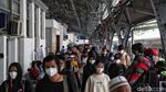 Potret Stasiun Pasar Senen Dipadati Penumpang Arus Balik Nataru