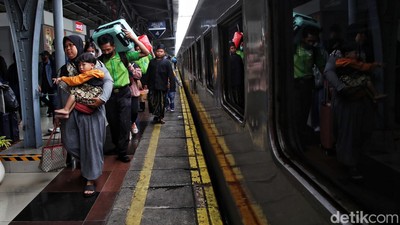 Potret Stasiun Pasar Senen Dipadati Penumpang Arus Balik Nataru