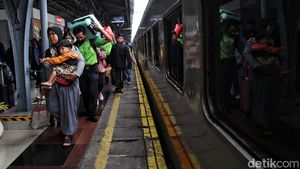 Potret Stasiun Pasar Senen Dipadati Penumpang Arus Balik Nataru