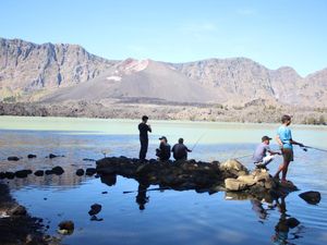 Ada Pedagang di Gunung Rinjani: Rokok Rp 100 Ribu, Air Minum Rp 50 Ribu