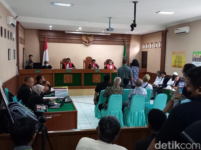 Suasana persidangan Bambang Tri Mulyono dan Sugi Nur Rahardja (Gus Nur) kasus penistaan agama dan ujaran kebencian di PN Solo, Selasa (3/1/2023).