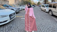 Alhamdulillah ya, berkesan banget. Di sana seperti beda dunia, karena semua orang cuma sibuk beribadah, nggak ada yang sibuk sama urusan dunia. Semua kesibukan kita di dunia ini rasanya nggak penting banget, cuma pengin ibadah sebanyak-banyaknya saja pokoknya. Nggak pengin terlewatkan 1 kali pun salat berjamaah di Masjidil Haram, ujar Syiva Angel. (Foto: dok Instagram)