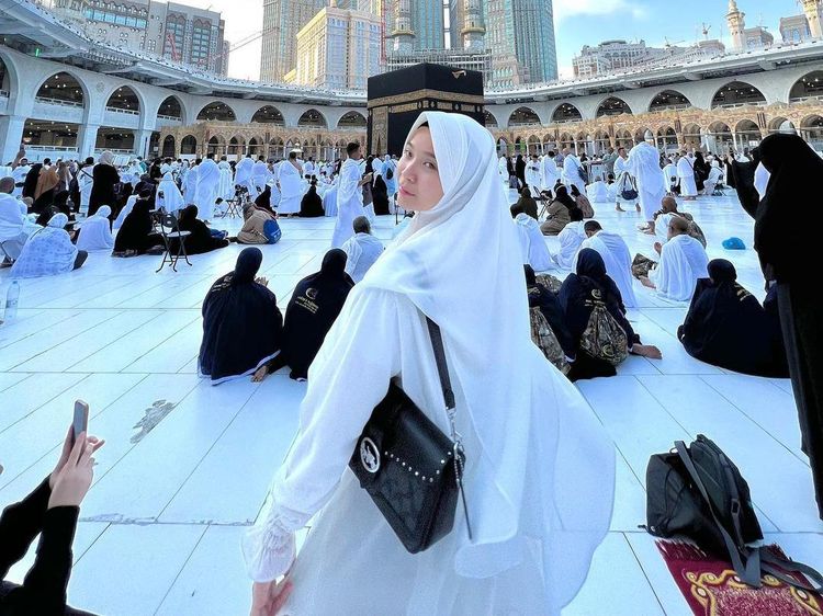 Syiva Angel Serasa di Dunia Berbeda saat Umrah