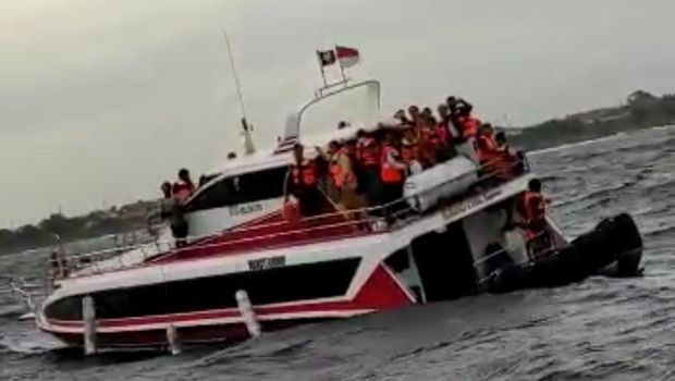 Tangkapan layar fast boat Kebo Iwa Express yang tenggelam di perairan Ketewel, Gianyar, Bali, Selasa (3/1/2023).
