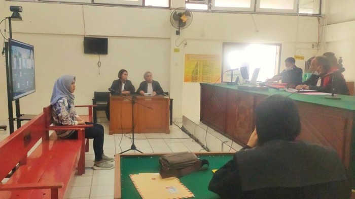Terdakwsa LS saat akan menjalani sidang perdana yang ternyata ditunda. (Prima Syahbana/detikSumut)