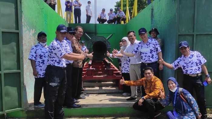 Tim dosen dan peneliti ITS beserta tim gabungan Balitbang Kemenhan, ORPA, BRIN, dan PT Dahana saat mengadakan uji statis R-Han 450 dan uji terbang RX200-TC