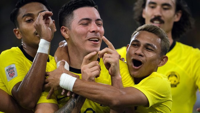 KUALA LUMPUR, MALAYSIA - DECEMBER 24: Sergio Aguero Ezequiel Aguero of Malaysia celebrates with his team mates after scoring during the AFF Mitsubishi Electric Cup Group B match Malaysia and Laos at Bukit Jalil National Stadium on December 24, 2022 in Kuala Lumpur, Malaysia. (Photo by How Foo Yeen/Getty Images)