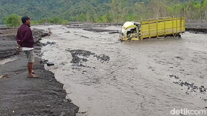 Truk pengangkut sengon terjebak di aliran sungai saat banjir lahar Gunung Semeru