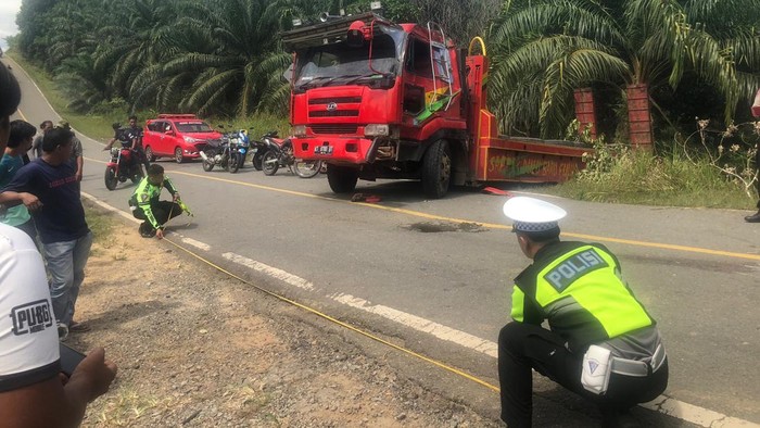 Truk tronton di Nunukan, Kaltim tabrak pengendara motor.