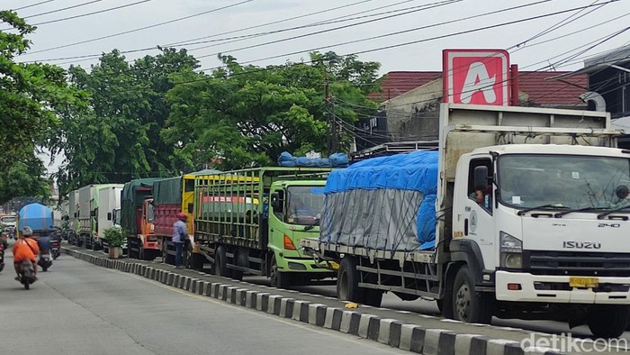 Truk-truk besar memadati Jalan Wolter Monginsidi, Semarang, Selasa (3/1/2023).