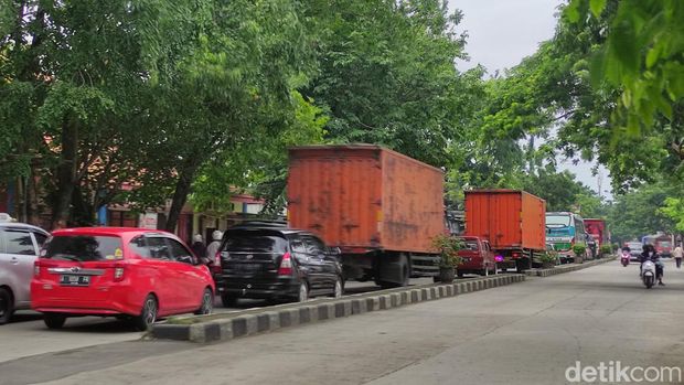 Truk-truk besar memadati Jalan Wolter Monginsidi, Semarang, Selasa (3/1/2023).