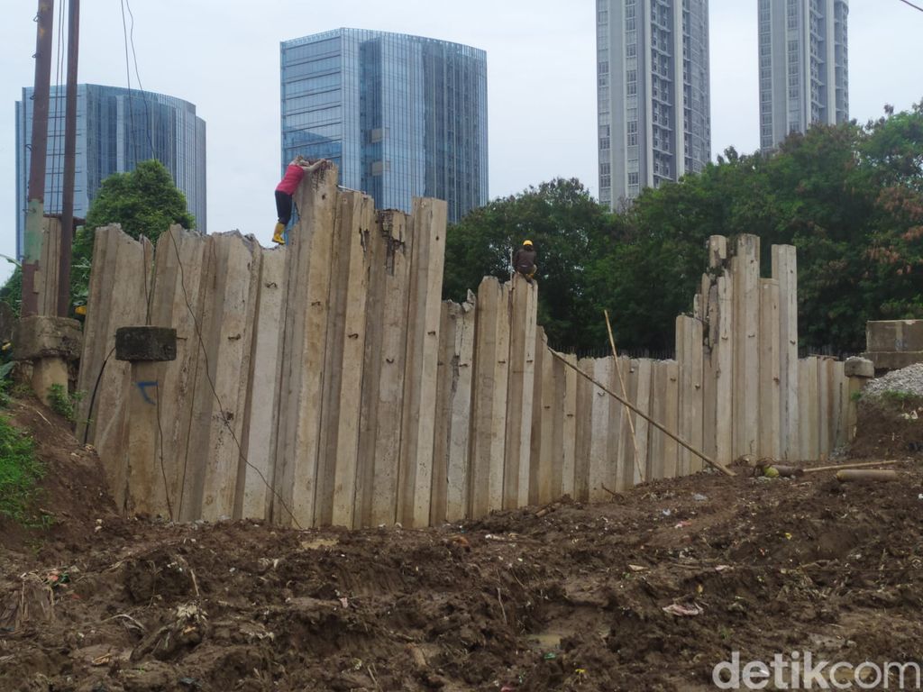 Turap di Kali Angke, Kembangan Utara, Jakarta Barat. (Sumber: Lurah Kembangan Utara Rudi Hariyanto)