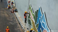 Pengerjaan ini juga mendapat perhatian warga sekitar, mereka berharap proyek dapat segera rampung.