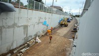 Pekerja beraktivitas di Proyek Underpass Jalan Dewi Sartika, Depok, Selasa (3/1/2023).