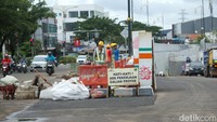 Selain itu, warga juga berharap dengan adanya underpass ini dapat menjadi solusi dalam mengatasi kemacetan yang kerap terjadi di Jalan Dewi Sartika ke arah Jalan Margonda Raya.