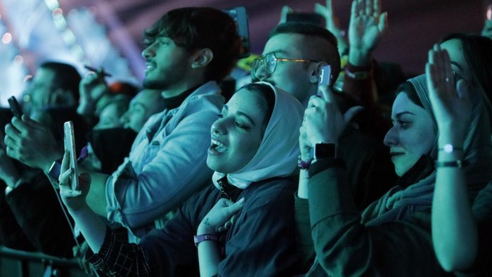 Wajah Baru Arab Saudi, Kini Banyak Perempuan Tanpa Abaya dan Cadar RIYADH, SAUDI ARABIA - DECEMBER 18: A general view during MDLBEAST SOUNDSTORM 2021 on December 18, 2021 in Riyadh, Saudi Arabia. (Photo by Darren Arthur/Getty Images for MDLBEAST SOUNDSTORM )