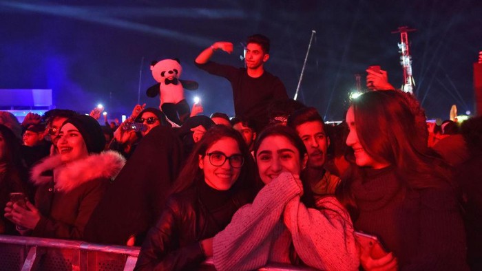 Wajah Baru Arab Saudi, Kini Banyak Perempuan Tanpa Abaya dan Cadar Saudi fans attend the