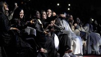 Mayoritas perempuan juga tak mengenakan cadar dan beberapa tak memilih memakai abaya. Amer Hilabi/AFP/Getty Images  