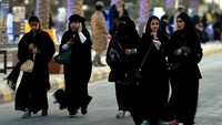 Abaya adalah pakaian tradisional berukuran besar yang sering dikenakan di negara Teluk Arab. Abaya tak lagi diwajibkan di Saudi terutama di Riyadh dalam beberapa tahun belakangan. Semua itu karena pada tahun 2018, Putra Mahkota Arab Saudi Pangeran Mohammed bin Salman (MbS) membolehkan perempuan tak memakai abaya maupun hijab asal tetap berpakaian sopan. Fayez Nureldine/AFP/Getty Image