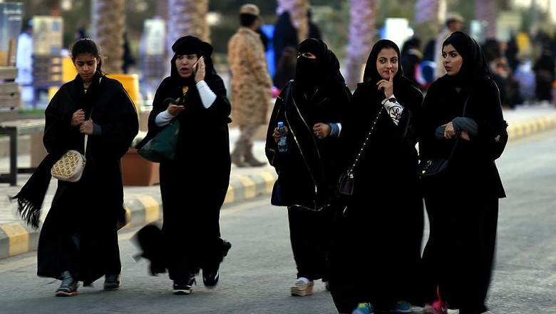 Saudi women arrive to attend the Janadriyah festival of Heritage and Culture held in the Saudi village of Al-Thamama, 50 kilometres north of the capital Riyadh, on February 8, 2016.  / AFP / FAYEZ NURELDINE        (Photo credit should read FAYEZ NURELDINE/AFP via Getty Images)