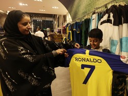 Ronaldo menandatangani kontrak dengan Al Nassr dari Arab Saudi pada 31 Desember 2022. Ronaldo dikontrak selama dua setengah musim. dengan nilai gaji sebesar 200 juta euro (Rp 3,3 triliun) per musim. Angka tersebut menjadikan Ronaldo sebagai pemain dengan bayaran tertinggi di dunia. Reuters/Ahmed Yosri