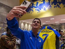 Seorang fans berswafoto dengan jersey Ronaldo di sebuah toko perlengkapan sepakbola. Mohammed Saad/Anadolu Agency/Getty Images