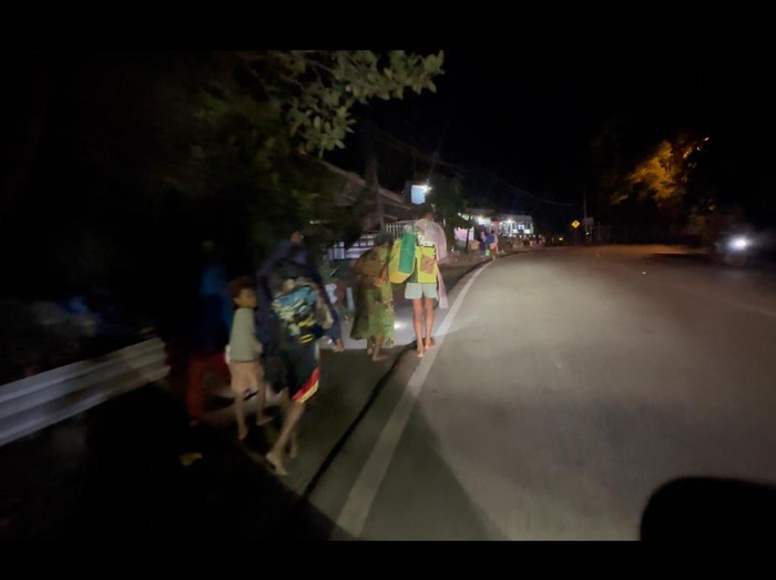 Warga di Jayapura ramai-ramai mengungsi gegara takut tsunami.