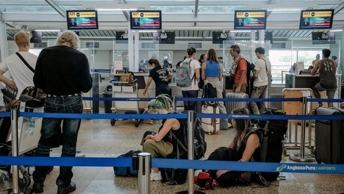 Wisatawan di sekitar bandara I Gusti Ngurah Rai, Denpasar, Bali