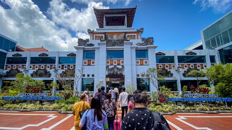 Wisatawan di Bandara I Gusti Ngurah Rai Bali Wisatawan di sekitar bandara I Gusti Ngurah Rai, Denpasar, Bali
