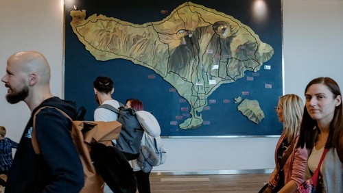 Wisatawan di sekitar bandara I Gusti Ngurah Rai, Denpasar, Bali