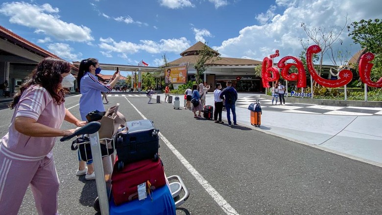 Wisatawan di Bandara I Gusti Ngurah Rai Bali Wisatawan di sekitar bandara I Gusti Ngurah Rai, Denpasar, Bali