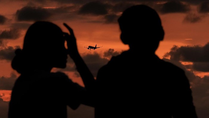 Wisatawan di sekitar bandara I Gusti Ngurah Rai, Denpasar, Bali