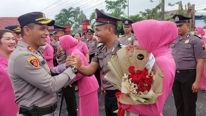 Yeni Inka dampingi suaminya Krisna Shakti upacara kenaikan pangkat di Mapolres Blora, Selasa (3/1/2023).
