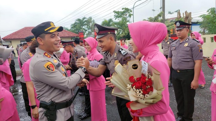 Yeni Inka dampingi suaminya Krisna Shakti upacara kenaikan pangkat Yeni Inka dampingi suaminya Krisna Shakti upacara kenaikan pangkat di Mapolres Blora, Selasa (3/1/2023).