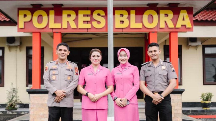 Yeni Inka dampingi suaminya Krisna Shakti upacara kenaikan pangkat Yeni Inka dampingi suaminya Krisna Shakti upacara kenaikan pangkat di Mapolres Blora, Selasa (3/1/2023).