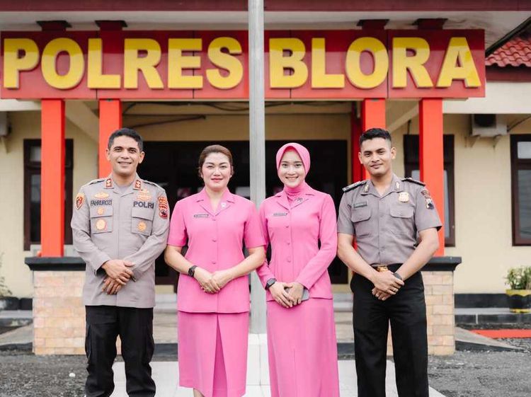 Potret Yeni Inka Ratu Ambyar saat Dampingi Suami Upacara Naik Pangkat
