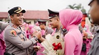 Suami Yeni Inka kini resmi berpangkat Brigadir. Tampak Suami Yeni Inka, Krisna Shakti bersalaman dengan Kapolres Blora AKBP Fahrurozi. (Foto: dok. Polres Blora)
