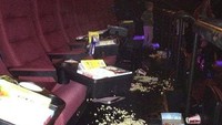 Kalau foto yang ini diambil oleh penonton bioskop, di mana ada orang tua yang membawa anak-anaknya ke dalam sana, dan membiarkan popcorn berjatuhan dan tidak dibersihkan. Foto: Pool/Site