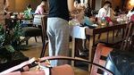 10 Kelakuan Orang-orang Saat Makan yang Bikin Elus Dada!